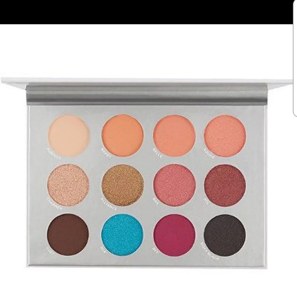 Eye shadow pallette
